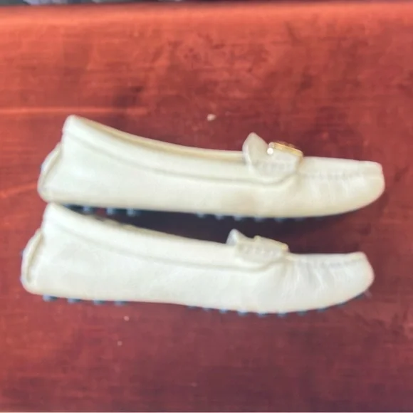 Tory Burch Cream Loafers with Gold Emblem - Picture 4 of 7